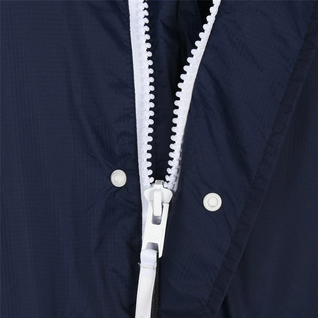 P860 Big Goose 01 Glacial White Label Down Jacket Canada Goose Canada Goose FW21 Chilliwack Series Glacial Haze White Label 01 Pilot Solid Color Hooded Down Jacket Down Jacket Winter Unisex Description: The Chilliwack bomber jacket was originally designed for pilots in uninhabited areas in northern Canada. It is durable, warm and easy to move, which can meet the needs of pilots working in the Arctic waterways. Chilliwack's iconic style remains popular and is a popular jacket from Canada Goose. The Northern Lights capsule collection is reimagined in rich hues inspired by the stunning colors of Canada's north. The Glacial Haze capsule series is improved with an eye-catching and layered color series, giving people the feeling of being caught in the mist around icebergs and glaciers. Material list: 1⃣ Original custom-made double plain 9500-100% nylon nylon fabric 2⃣ Original YKK zipper, not a sub-factory product 3⃣ National standard 80% widely inspected white duck down, (ZP uses 80% white duck down/everything that boasts 90% is fake) Material analysis characteristics: 1⃣ Original factory/9500-100% nylon100% nylon Lurex yarn is actually 100% nylon. Nowadays, there are few pure ones. Most of them are mixed with cotton or polyester. Our top-quality original version is developed in accordance with ZP and uses the same material. 2⃣ As we all know, the original version uses 80% white duck down. The fill power refers to the cubic inches of volume occupied by each ounce (30 grams) of down under certain conditions. If one ounce of down occupies 500 cubic inches, the fill power of the down is 500. So we can simply understand it as: fill power is the volume of down, and the volume of down is fill power. The higher the fill power of down, it means that under the same filling amount, down can fix a larger volume of air layer to keep warm and insulate, so the warmth retention of down is better. Summary: Note: In order to maximize profits during the production process, some businesses add toxic waste silk, 50 velvet, hand-feel velvet, etc. to clothes! But on the outside of the clothes, good fabrics are used. It is said to be 90% white duck down at purchasing agent level, or even more exaggeratedly said to be 90% white goose down, to fool the layman! (You can consult the official Big Goose. All authentic styles are made of white duck down.) I will also teach you a more practical trick: buy an authentic product from Tmall, and at the same time buy a piece of clothing from a merchant you trust, and come back to compare the details. (Tmall offers 7-day no-reason returns and S+ offers 15-day no-reason returns without affecting secondary sales.) ⚠️ Remember, you get what you pay for! Don't be greedy for small gains, or you will suffer big losses! Every customer is welcome to ask questions and we will continue to improve product quality and service! Product color: black, white, dawn blue, mood blue Size: S, M, L, XL, XXL